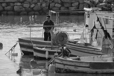 İtalya, Sicilya, Akdeniz, Punta Secca (Ragusa eyaletinde); 02 Şubat 2016, onun ahşap balıkçı teknesi limanda - editoryal çalışma balıkçı