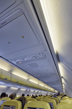 İnsanlar sigara ile bir uçak kabinde İtalya, oturum