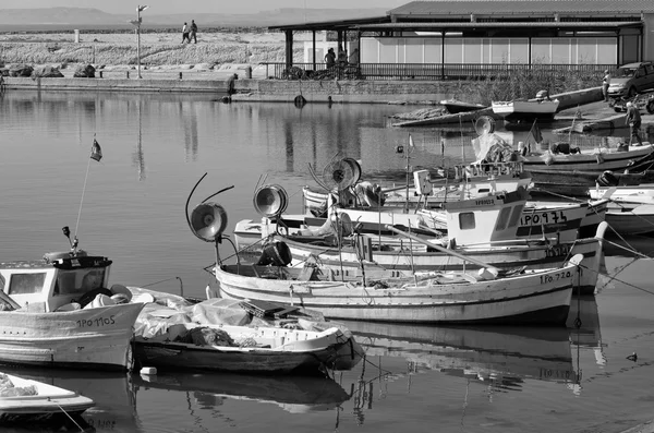 Italia, Sicilia, Scoglitti (provincia di Ragusa); 12 ottobre 2015, pescherecci siciliani in legno nel porto - EDITORIALE — Foto Stock