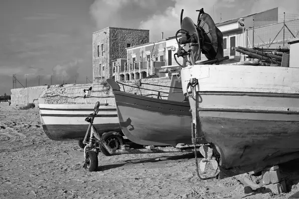 Włochy, Sycylia, Morze Śródziemne, Punta Secca (Prowincja Ragusa), drewniane łodzie rybackie na lądzie — Zdjęcie stockowe