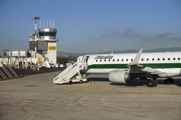 Italia, Sicilia, Aeropuerto de Comiso (Provincia de Ragusa); 1 Diciembre 2015, avión en la pista y torre de control de vuelo - EDITORIAL —  Fotos de Stock