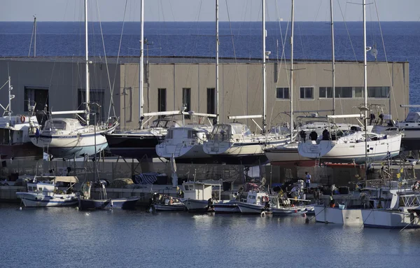 Olaszország, Szicília, Földközi-tenger, Marina di Ragusa; 9 November 2015-ig fa halászhajók és a vitorlások a kikötőben - szerkesztői restauráció alatt — Stock Fotó