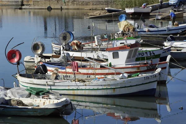 Itálie, Sicílie, Scoglitti (provincie Ragusa); 12. října 2015, sicilské dřevěné rybářské lodě v přístavu - Editorial — Stock fotografie