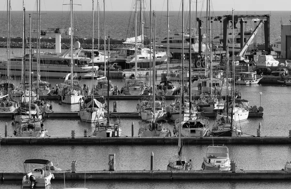 意大利的西西里岛，地中海，玛丽娜迪拉古;2015 年 12 月 15 日，视图的豪华游艇在码头-社论 — 图库照片