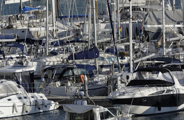 Italia, Sicilia, Mar Mediterráneo, Marina di Ragusa; 20 Noviembre 2015, vista de yates de lujo en el puerto deportivo - EDITORIAL — Foto de Stock