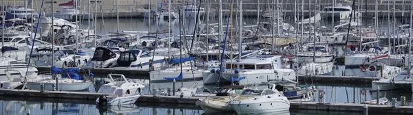 Itália, Sicília, Mar Mediterrâneo, Marina di Ragusa; 30 Janeiro 2016, vista de iates de luxo na marina - EDITORIAL — Fotografia de Stock
