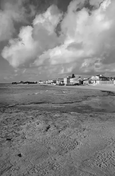 Italia, Sicilia, Mar Mediterraneo, Punta Secca (provincia di Ragusa), vista sulla città e sulla spiaggia — Foto Stock