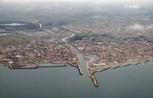 Italien, Latium, Luftaufnahme der thyrrhenischen Küste, Fiumicino-Stadt und Tibermündung — Stockfoto