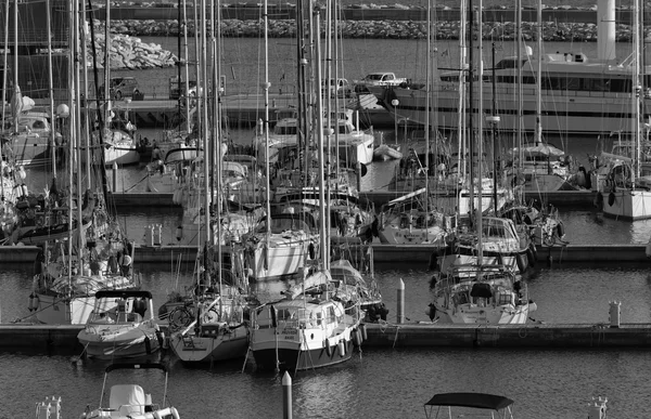 Italien, Sicilien, Medelhavet, Marina di Ragusa; 8 November 2015, syn på lyxiga yachter i marina - ledare — Stockfoto