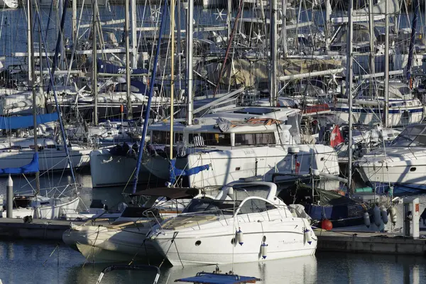 Италия, Сицилия, Средиземное море, Marina di Ragusa; 17 ноября 2015 года, вид роскошных яхт в марине - EDITORIAL — стоковое фото