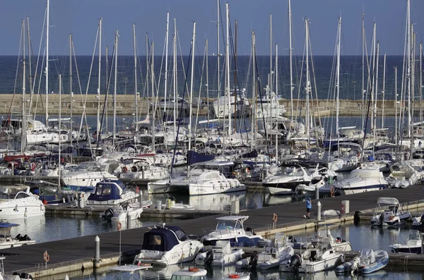 Италия, Сицилия, Средиземное море, Marina di Ragusa; 2 октября 2015, вид роскошных яхт в марине - EDITORIAL — стоковое фото