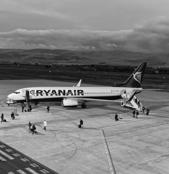 Italia, Sicilia, Aeropuerto de Comiso (provincia de Ragusa); 17 de enero de 2014, personas que desembarcan de un avión recién aterrizado - EDITORIAL —  Fotos de Stock