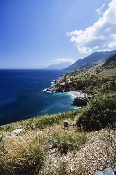 Italië, Sicilië, Tyrrheense Zee, uitzicht op de rotsachtige kustlijn in de buurt van S.Vito Lo Capo, het natuurpark Zingaro (Trapani) - Film scannen — Stockfoto
