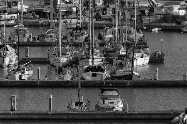 Italien, Sicilien, Medelhavet, Marina di Ragusa; 8 November 2015, syn på lyxiga yachter i marina - ledare — Stockfoto