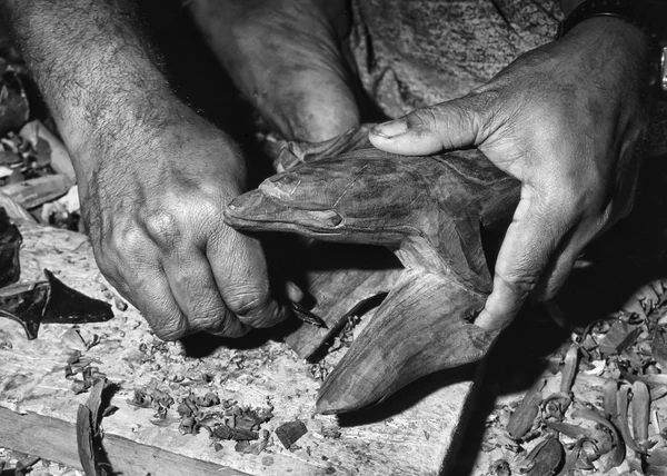 Fiji-eilanden, Viti Levu Isl., Fijian man snijwerk van tropisch hout te maken van een dolfijn staue - Film scannen — Stockfoto