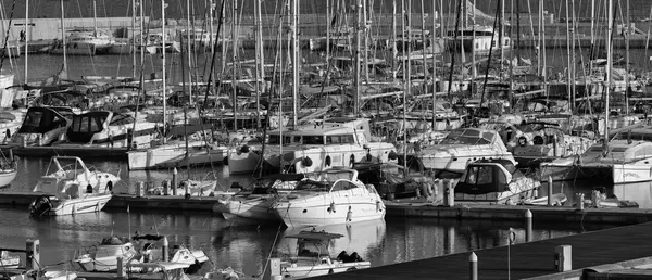 Italien, Sizilien, Mittelmeer, Marina di ragusa; 8. November 2015, Blick auf Luxusyachten im Yachthafen - Leitartikel — Stockfoto