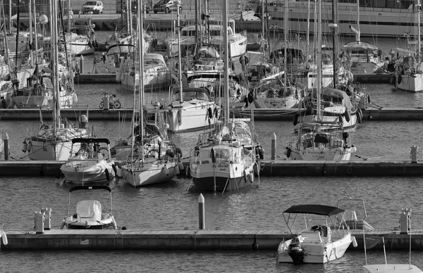 Італія, Сицилія, Середземне море, Марина ді Ragusa; 12 січня 2016, вид на розкішні яхти в Марина - редакції — стокове фото