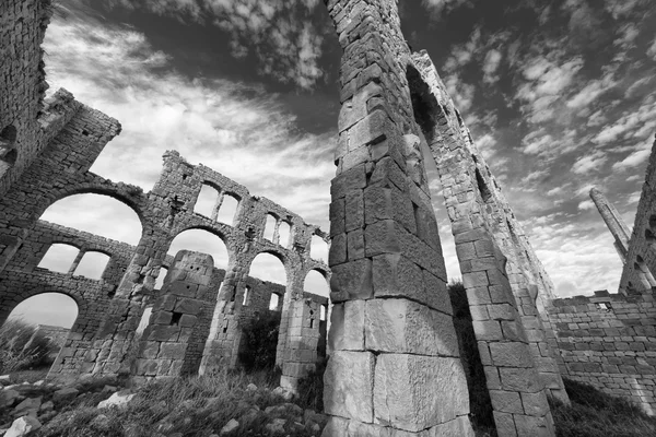 Italia; Sicilia, Sampieri (provincia de Ragusa), ruinas de una antigua fábrica de ladrillos —  Fotos de Stock