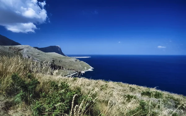 Italia, Sicilia, Mar Tirreno, veduta della costa rocciosa siciliana vicino a San Vito Lo Capo (Trapani) - FILM SCAN — Foto Stock