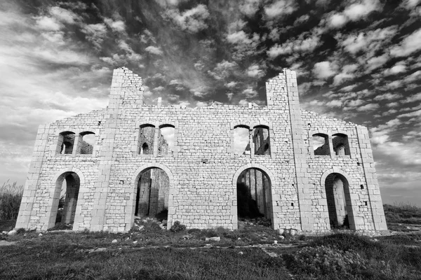 Italia; Sicilia, Sampieri (provincia di Ragusa), rovine di una vecchia fabbrica di mattoni — Foto Stock