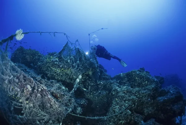 Spanyolország, Ibiza szigetén, Földközi-tenger irányítása fénykép; Scuba diver és a meg nem térülő halászhálók (Film-Scan) - szerkesztői 2006. június 13 — Stock Fotó