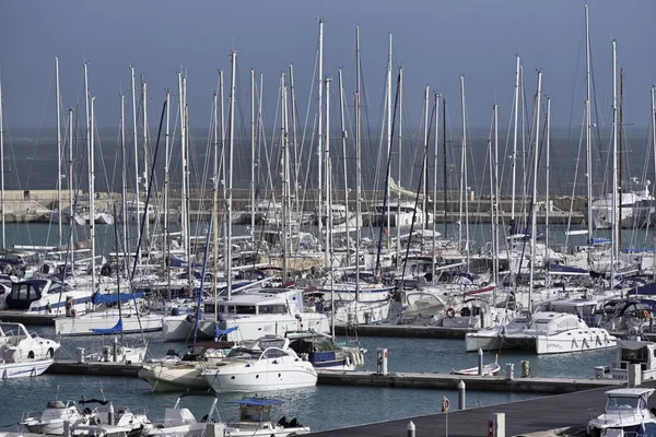 Italien, Sizilien, Mittelmeer, Marina di ragusa; 12. Januar 2016, Blick auf Luxusyachten im Yachthafen - Leitartikel — Stockfoto