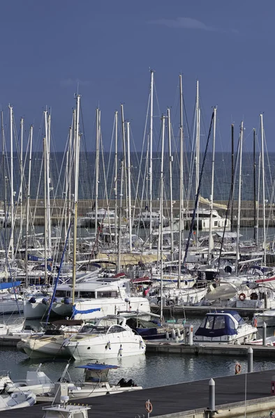Italië, Sicilië, Middellandse Zee, Marina di Ragusa; 20 December 2015, weergave van luxe jachten in de jachthaven - redactie — Stockfoto