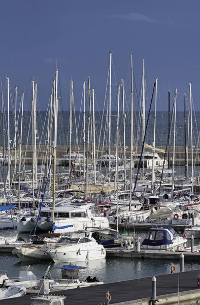 Włochy, Sycylia, Morze Śródziemne, Marina di Ragusa; 20 grudnia 2015, zobacz luksusowych jachtów w marina - Redakcja — Zdjęcie stockowe