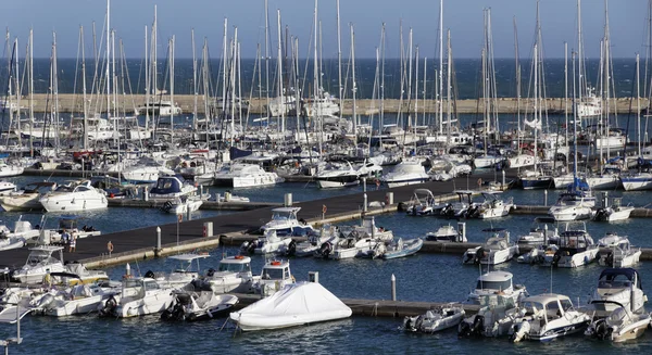 Italia, Sicilia, Mar Mediterraneo, Marina di Ragusa; 7 ottobre 2015, veduta di yacht di lusso nella marina - EDITORIALE — Foto Stock