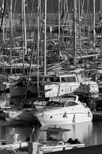 Italia, Sicilia, Mar Mediterráneo, Marina di Ragusa; 17 Noviembre 2015, vista de yates de lujo en el puerto deportivo - EDITORIAL —  Fotos de Stock