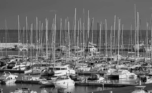 Italien, Sizilien, Mittelmeer, Marina di ragusa; 20. Dezember 2015, Blick auf Luxusyachten im Yachthafen - Leitartikel — Stockfoto