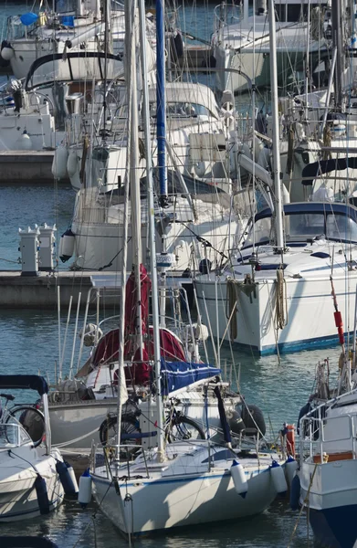 Itália, Sicília, Mar Mediterrâneo, Marina di Ragusa; 31 Janeiro 2016, vista de barcos e iates de luxo na marina - EDITORIAL — Fotografia de Stock