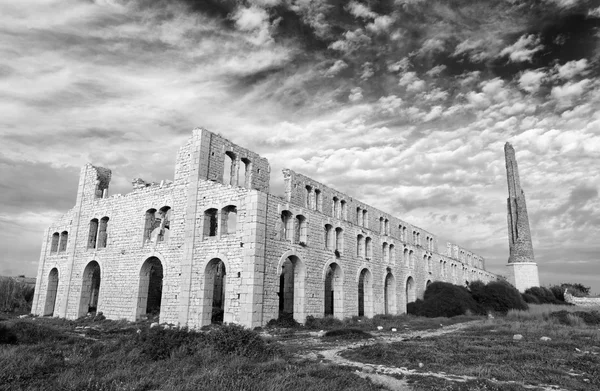 Italia; Sicilia, Sampieri (provincia de Ragusa), ruinas de una antigua fábrica de ladrillos — Foto de Stock