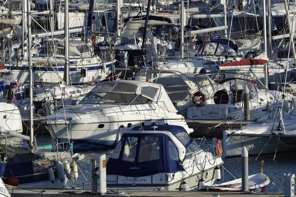 Italien, Sicilien, Medelhavet, Marina di Ragusa; 10 December 2015, syn på lyxiga yachter i marina - ledare — Stockfoto