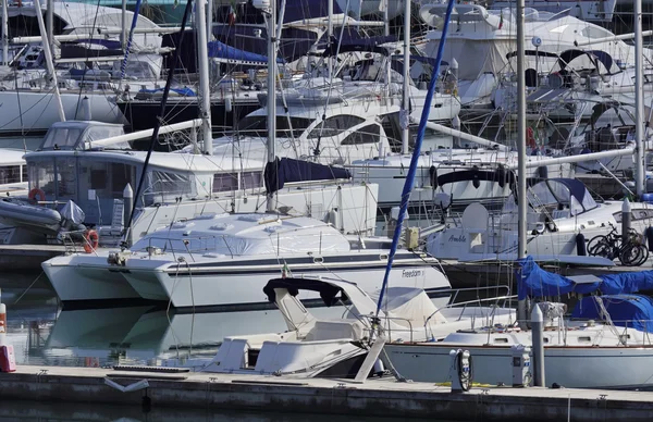 Italia, Sicilia, Mar Mediterráneo, Marina di Ragusa; 30 Diciembre 2015, vista de yates de lujo en el puerto deportivo - EDITORIAL — Foto de Stock