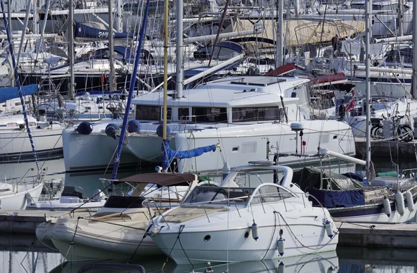 Италия, Сицилия, Средиземное море, Marina di Ragusa; 30 декабря 2015 года, вид роскошных яхт в марине - EDITORIAL — стоковое фото