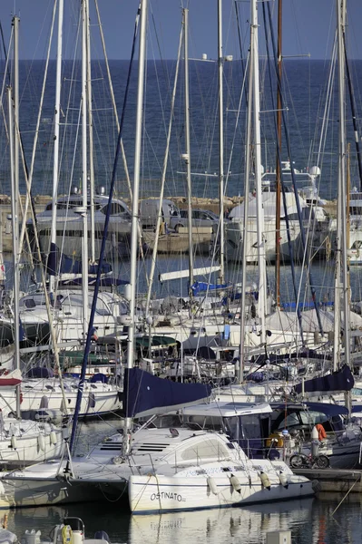 Italia, Sicilia, Mar Mediterráneo, Marina di Ragusa; 2 octubre 2015, vista de yates de lujo en el puerto deportivo - EDITORIAL — Foto de Stock