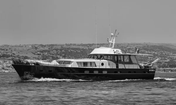 Италия, Сицилия, Средиземное море, Marina di Ragusa; 30 июня 2012, роскошная яхта - EDITORIAL — стоковое фото