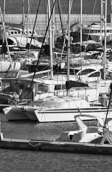 Italie, Sicile, Méditerranée, Marina di Ragusa ; 5 Février 2016, vue sur les yachts de luxe dans la marina - EDITORIAL — Photo