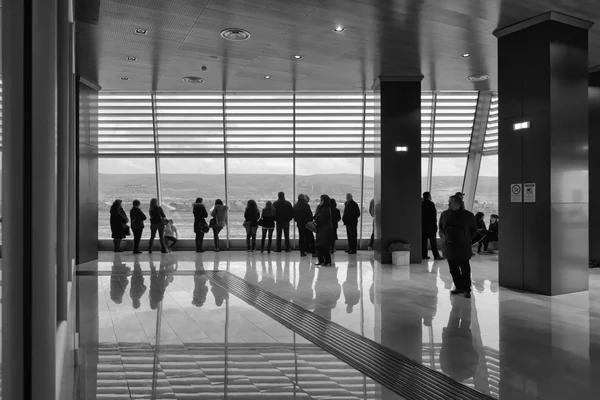 Italia, Sicilia; 17 enero 2014, Comiso Airport, personas esperando un aterrizaje de avión - EDITORIAL — Foto de Stock