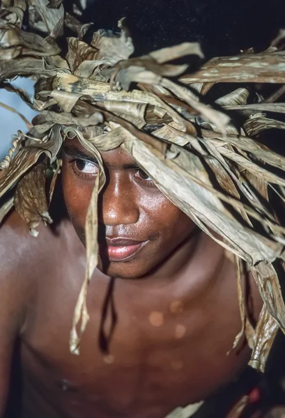 Islas Fiji, Lautoka; 28 de enero de 2001, joven en traje fijiano tradicional - EDITORIAL (SCAN DE PELÍCULA ) — Foto de Stock