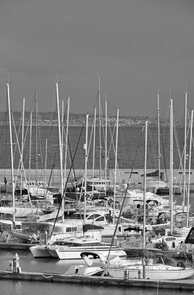 Italien, Sizilien, Mittelmeer, Marina di ragusa; 20. Dezember 2015, Blick auf Luxusyachten im Yachthafen - Leitartikel — Stockfoto