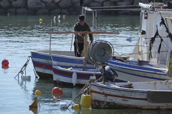 İtalya, Sicilya, Akdeniz, Punta Secca (Ragusa eyaletinde); 02 Şubat 2016, onun ahşap balıkçı teknesi limanda - editoryal çalışma balıkçı — Stok fotoğraf