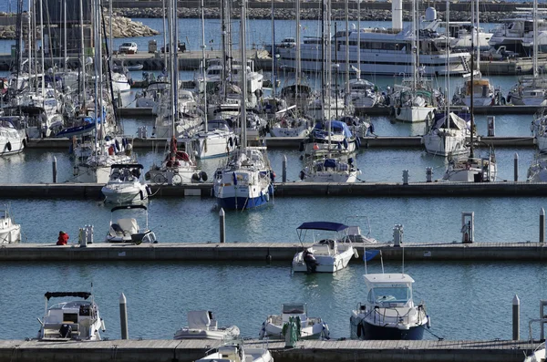 İtalya, Sicilya, Akdeniz, Marina di Ragusa; 24 Aralık 2015, marina - içerik görünümü Lüks Yatlar — Stok fotoğraf