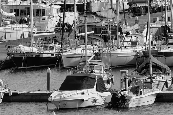 Itálie, Sicílie, Středozemní moře, Marina di Ragusa; 4. února 2016, lodě a luxusní jachty v přístavu - Editorial — Stock fotografie