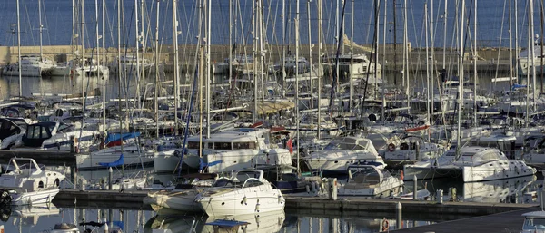 Italia, Sicilia, Mar Mediterráneo, Marina di Ragusa; 14 Diciembre 2015, vista de yates de lujo en el puerto deportivo - EDITORIAL —  Fotos de Stock