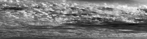 Nubes en el cielo al atardecer — Foto de Stock