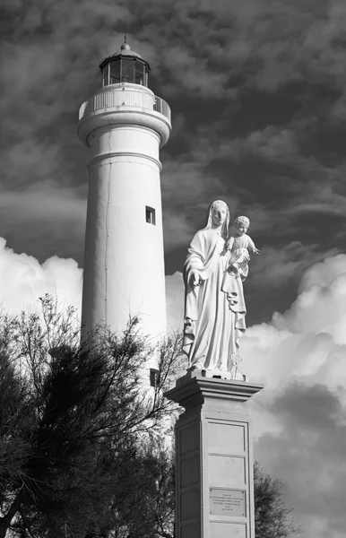 Italië, Sicilië, Middellandse Zee, Punta Secca (provincie Ragusa), het standbeeld van de Madonna in de haven en de vuurtoren op de achtergrond — Stockfoto