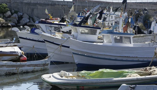 Italia, Sicilia, Scoglitti (provincia de Ragusa); 12 de octubre de 2015, barcos pesqueros sicilianos de madera en el puerto - EDITORIAL — Foto de Stock