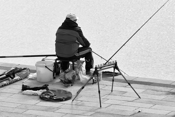 Itália, Sicília, Marina di Ragusa; 9 de janeiro de 2016, pescador no porto - EDITORIAL — Fotografia de Stock